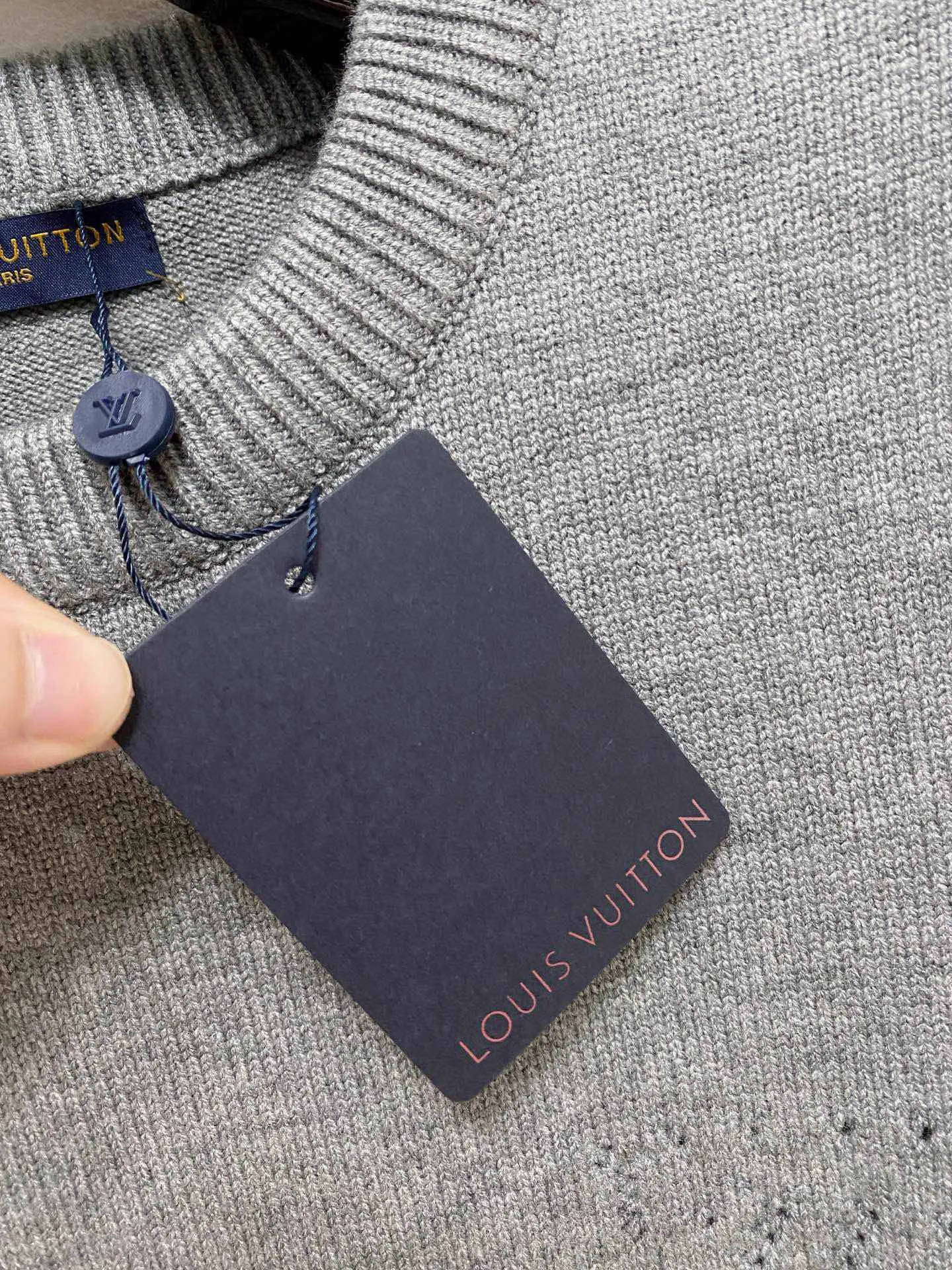 🅿️440 [LV Louis Vuitton] Autumn and winter classic lapel sweater, in full condition! ! ! Wool blended fabric, the latest model in 2025, golden ratio! ! Slim-fitting soft gold, versatile and practical item, the combination and practicality are extremely powerful, simple and elegant, and classy! To create your own style, it is highly recommended to buy it in two colors. The standard slim fit tailoring process is suitable for both young and old men. It is knitted from wool and will not cause any discomfort! While keeping warm, it is stylish, textured and wearable, and the classic logo with contrasting colors on the chest feels in place! ! Recommended for regular customers! ! Size M-3XL (maximum wear: 190 pounds)